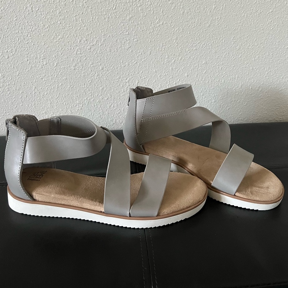 Time and Tru Women’s comfort sandals grey faux leather Gladiator memory foam 7W